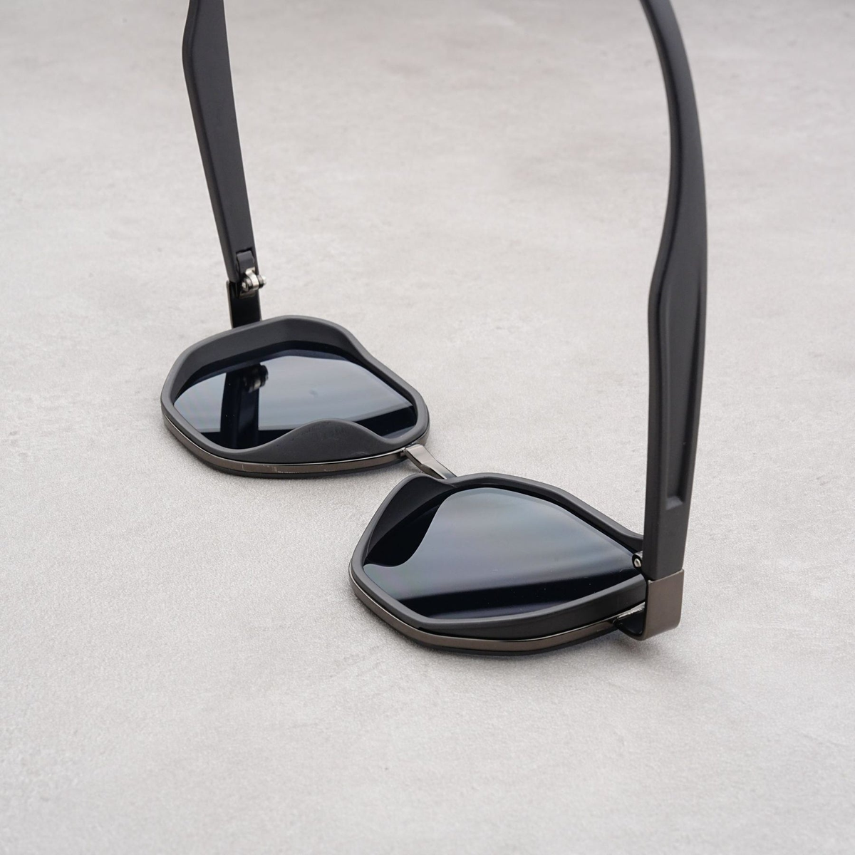 Elian Lightweight Faceted Sunglasses | Emory & Blanc