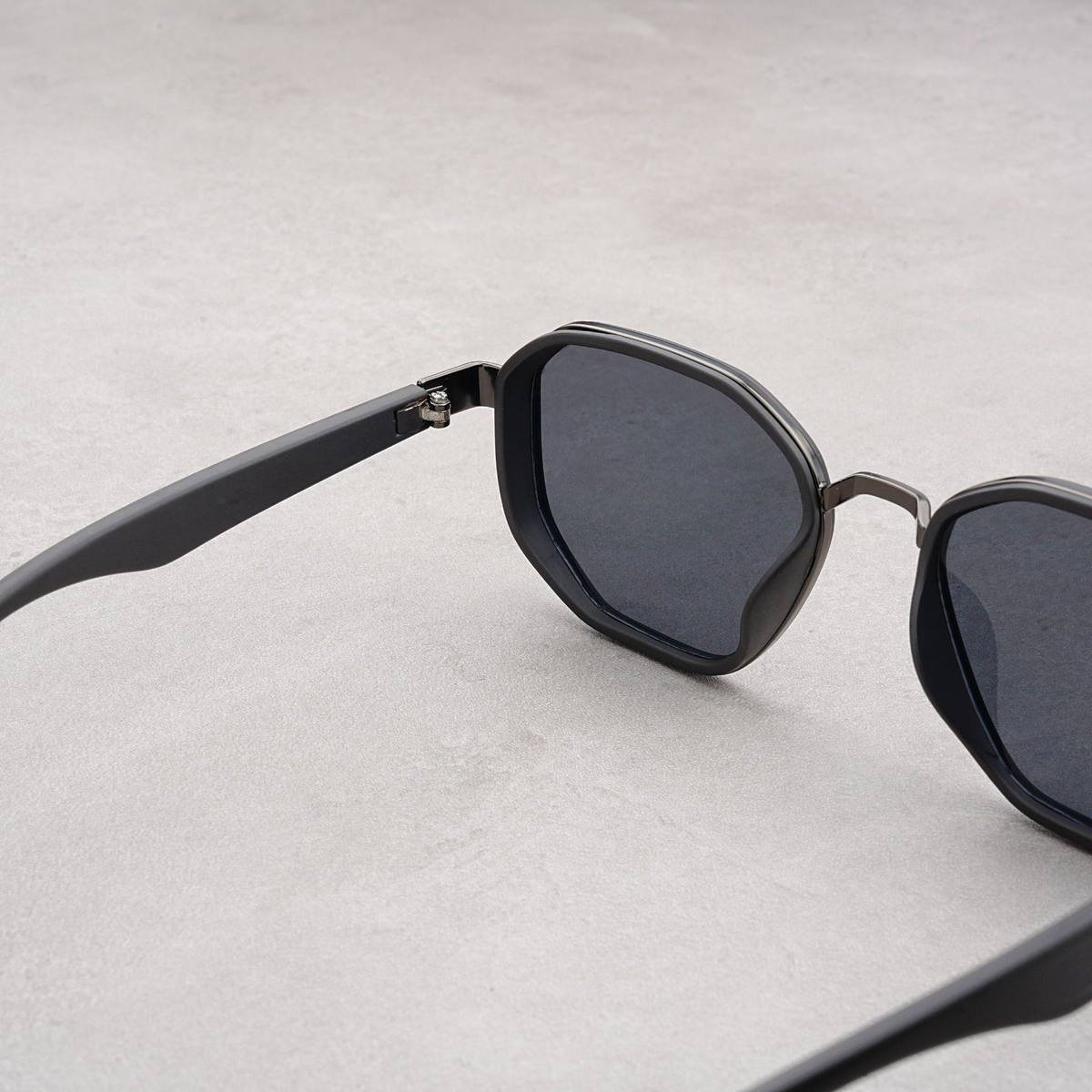 Elian Lightweight Faceted Sunglasses | Emory & Blanc